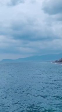 Havadaki kum ve su dokusu. Sahildeki manzaranın dikey görüntüleri.