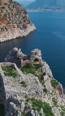 Ortaçağ kalesi ve denizi. Tarihi bir sahil yapısının dikey görüntüleri.