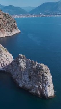 Hava tarihi kalıntıları ve okyanus. Eski bir Türk kalesinin dikey görüntüleri.