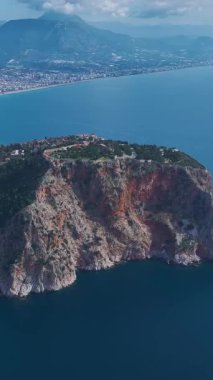 Ortaçağ kalesi ve doğası. Barışçıl tarihi bir yerin dikey görüntüleri.