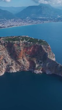 Havadan kale ve deniz ufku. Güzel, tarihi bir manzaranın dikey görüntüleri..