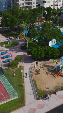 Havadan kumsal spor tesisleri. Aktif bir deniz kenarı dinlenme alanının dikey görüntüleri.