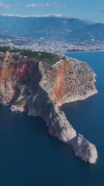 Ortaçağ duvarları ve denizleri. Manzaralı bir Türk simgesinin dikey görüntüleri.
