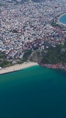 Rüya gibi bir plajın havadan görünüşü. Mükemmel bir sahil kaçışının dikey görüntüleri.