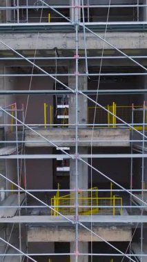 Tamamlanmamış gökdelenler. Bir mimari projenin dikey görüntüleri.