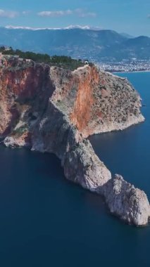 Havadan okyanus ve dağ manzarası. Nefes kesici bir kıyı manzarasının dikey görüntüleri.
