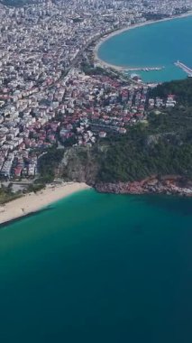 Uçurum ve okyanus manzaralı. Görkemli bir doğa sahnesinin dikey görüntüleri.