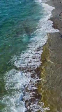 Havadaki kum ve gelgit etkisi. Sakin ve sanatsal bir arkaplanın dikey görüntüleri.