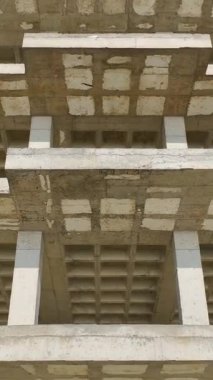 Şehir geliştirme sitesi. Hızlı büyüyen bir inşaat alanının dikey görüntüleri.