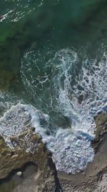 Havadan kumsal dokusu. Çarpıcı bir sahil kum deseninin dikey görüntüsü.