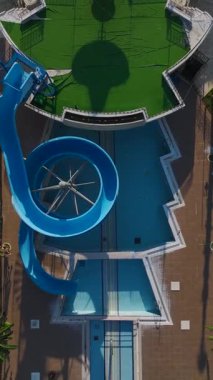 Havuz manzaralı. Huzurlu bir konut inşaatının dikey görüntüleri.