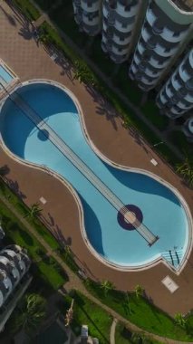 Havuz lüks havuz alanı. Modern bir mahallenin dikey görüntüleri.