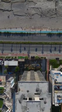 Şirket şantiyesi. Bir şehir iş kompleksinin dikey görüntüsü devam ediyor.