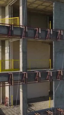 İnşaat alanı çerçevesi. Tamamlanmamış bir binanın dikey görüntüleri.