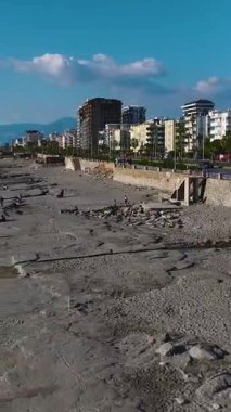 Hava kıyısı döngüsü. Maceralı bir açık hava yolculuğunun dikey görüntüleri.
