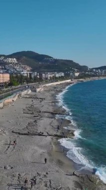 Havadaki kum ve deniz. Rahatlatıcı ve soyut doğa arka planının dikey görüntüleri.