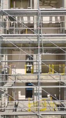 Çelik ve beton iskelet. Kısmen inşa edilmiş bir yapının dikey görüntüleri.