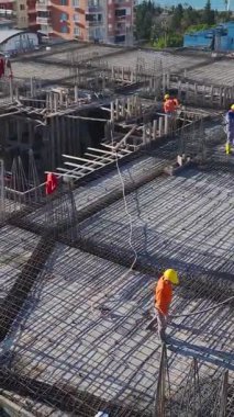 Hava ağır makineleri çalışıyor. Büyük bir inşaat alanının dikey görüntüleri.