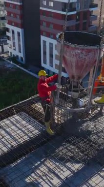 Hava kaynaklama kıvılcımları çalışıyor. Bir inşaat anının dikey görüntüsü.
