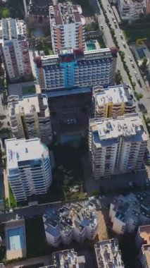 Havadan banliyö evleri. Huzurlu bir yerleşim bölgesinin dikey görüntüleri.