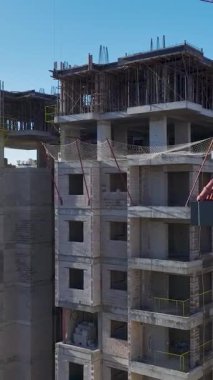 Havadan ev inşaatı devam ediyor. Yoğun bir çalışma alanının dikey görüntüleri.