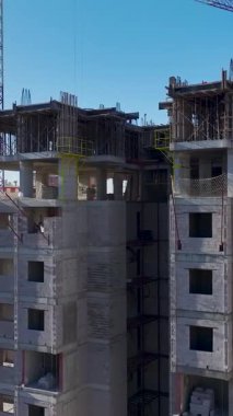 Hava inşaat işçileri iş başında. Ev gelişiminin dikey görüntüleri.