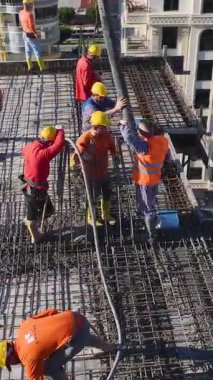 Hava yapısı takviyesi. Yetenekli inşaatçıların dikey görüntüleri.