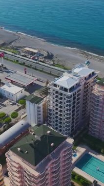 Havadan çevre dostu çatı katı. Sürdürülebilir şehir yaşamının dikey görüntüleri.