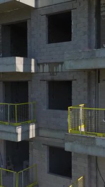 Havadan çimento dökülüyor. Erken dönem inşaatının dikey görüntüleri.
