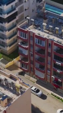 Alp Dağları 'nın çatıları. Yüksek irtifa yerleşiminin dikey görüntüleri.