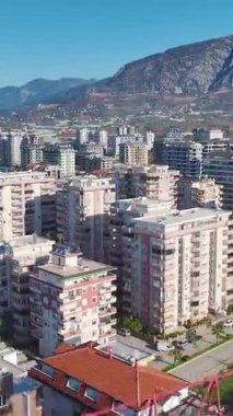 Çatı havuzu manzaralı. Üst düzey yerleşim yerlerinin dikey görüntüleri.