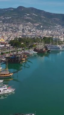 Yatı olan bir marinanın havadan görüntüsü. Huzurlu bir sahil limanının dikey görüntüleri.