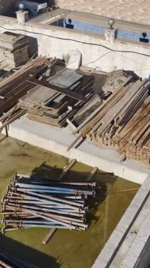 Hava destekli çimento işi. Güçlü temel binasının dikey görüntüleri.