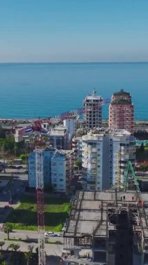 Gün doğumunda havadan şehir manzarası. Canlı bir metropol alanının dikey görüntüsü.