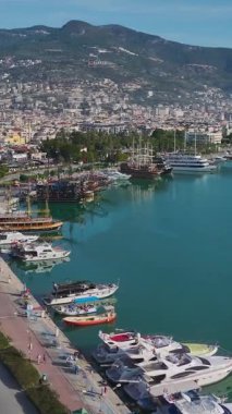 Hava limanı gün doğumunda. Huzurlu bir okyanus kenetlenme alanının dikey görüntüsü.