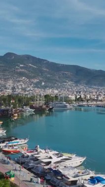 Yat kulübü marinası. Lüks bir sahil varış noktasının dikey görüntüsü.