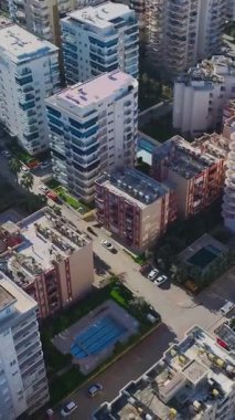 Havadan sürdürülebilir şehir manzarası. Çevre dostu bir metropolün dikey görüntüleri.