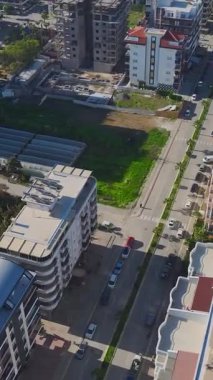 Hava nehri şehri manzarası. Liman kenti manzarasının dikey görüntüleri.
