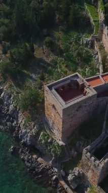 Kızıl Kule 'nin havadan iç görüntüsü. Antik Türk askeri mimarisinin dikey görüntüleri.