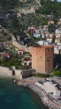 Şehir manzaralı bir havadan kale. Tarihin ve modern mimarinin dikey görüntüleri.