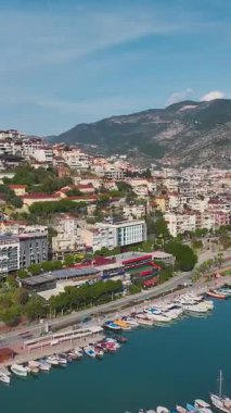 Şehrin yakınındaki bir hava yatı limanında. Rıhtım manzarasının dikey görüntüleri.