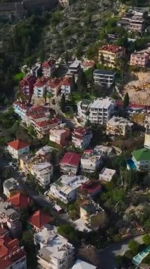 Deniz kenarında bir ortaçağ şatosu. Tarih ve doğanın dikey görüntüleri.