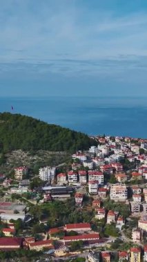 Deniz manzaralı bir havadan taş kale. Eski bir savunma kalesinin dikey görüntüleri..