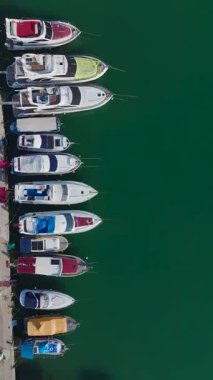 Gezginlerle hava limanı. Ünlü bir sahil beldesinin dikey görüntüleri.