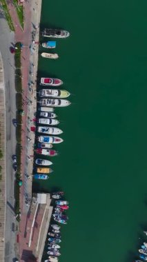 Uçan lüks marina. Özel bir yat rıhtımının dikey görüntüleri.