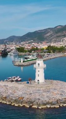 Kayalık sahildeki hava feneri. Bir deniz güvenlik fenerinin dikey görüntüsü.