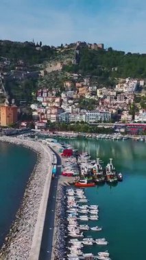 Hava limanı, gün doğumunda. Çeşitli bir deniz manzarasının dikey görüntüleri.