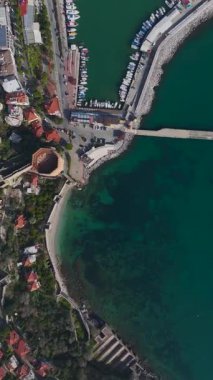 Kızıl Kule 'nin yukarıdan aşağı görüntüsü. Ortaçağ mimari tasarımının dikey görüntüleri.