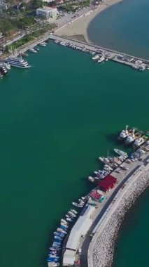 Hava sahili kasaba marinası. Huzurlu bir okyanus kaçamağının dikey görüntüleri.