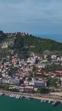 Ormanda okyanus manzaralı bir havadan kale. Eski bir sitenin dikey görüntüleri.